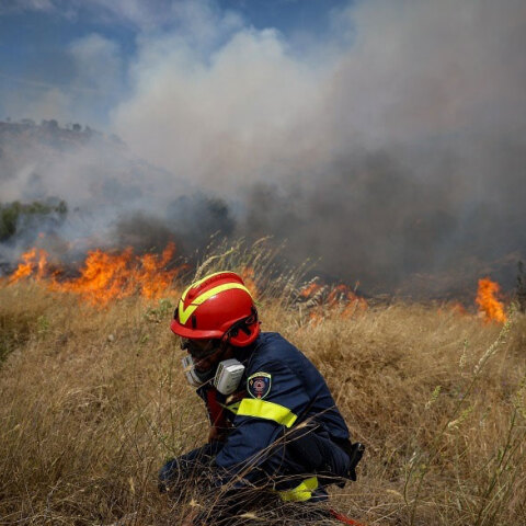 Πυροσβέστης επιχειρεί σε φωτιά