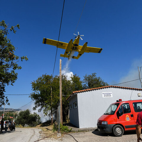 Πυροσβεστικό αεροσκάφος στην Ηλεία ρίχνει νερό στη φωτιά πολύ κοντά σε κατοικία