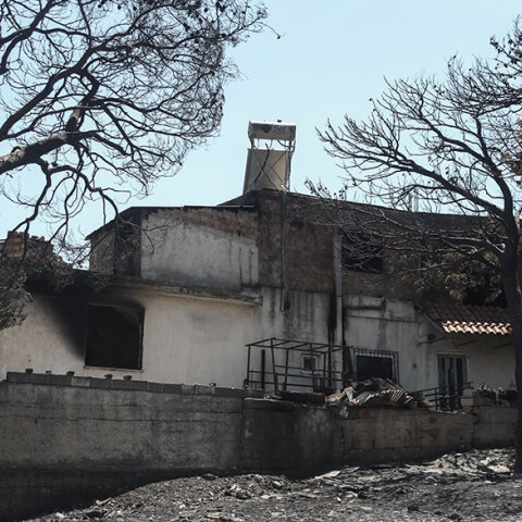 Καμένο σπίτι από τη φωτιά στην Πεντέλη