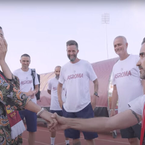 Ο Ζοζέ Μουρίνιο χαμογελά καθώς φίλαθλος της Ρόμα κάνει πρόταση γάμου στην αγαπημένη του