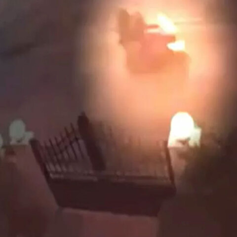 Η στιγμή της περίεργης έκρηξης στην Παλλήνη, την ώρα που μαίνεται η φωτιά στην Πεντέλη