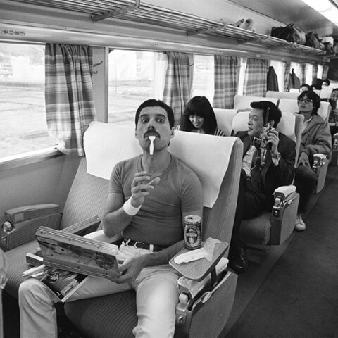 Ο Φρέντι Μέρκιουρι των Queen σε τρένο στην Οσάκα της Ιαπωνίας το 1982