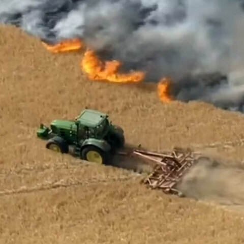 Αγρότης στη Βρετανία δημιουργεί αντιπυρική ζώνη σε χωράφι και σταματά τη φωτιά