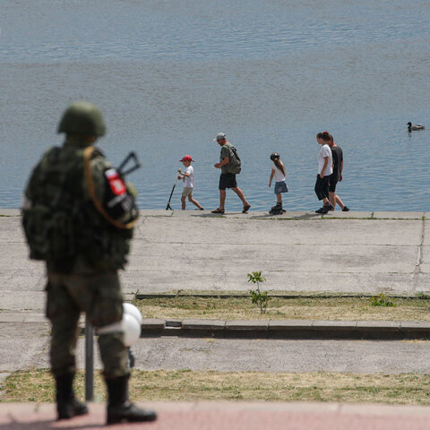 Ρώσος στρατιώτης σε σημείο ελέγχου στη Χερσώνα