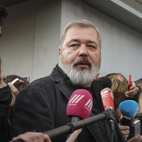 Ο επικεφαλής της Novaia Gazeta, Ντμίτρι Μουράτοφ, είχε τιμηθεί με το Νόμπελ Ειρήνης το 2021