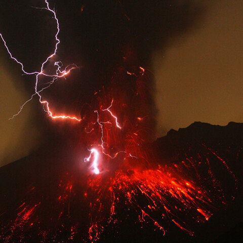 Κεραυνός πέφτει στο ηφαίστειο Σακουρατζίμα στην Ιαπωνία
