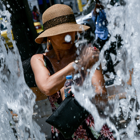 Κορυφώνεται ο καύσωνας