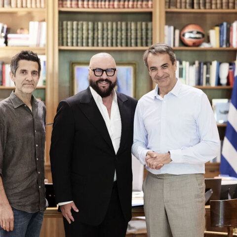 Ο Κυριάκος Μητσοτάκης με τους Desmond Child και Φοίβο στο Μέγαρο Μαξίμου