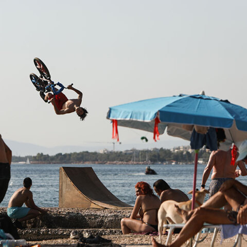 Ο καύσωνας ώθησε τους Αθηναίους στις παραλίες το Σαββατοκύριακο