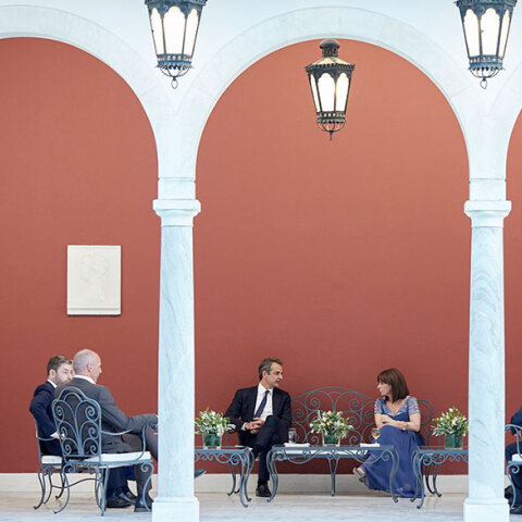 Ο Κυριάκος Μητσοτάκης με την Κατερίνα Σακελλαροπούλου και τους πολιτικούς αρχηγούς στη δεξίωση στο Προεδρικό Μέγαρο