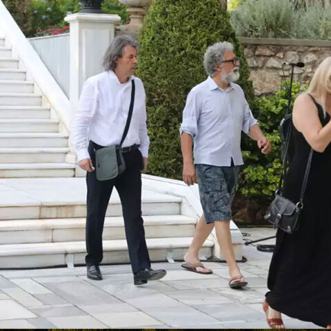 Ο Ιωάννης Στρατάκης μπαίνει με σαγιονάρα στο Προεδρικό Μέγαρο