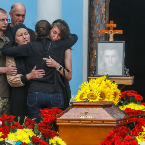 Ουκρανία: Το Κίεβο κηδεύει νεαρούς Ουκρανούς στρατιώτες που σχεδίαζαν να παντρευτούν	