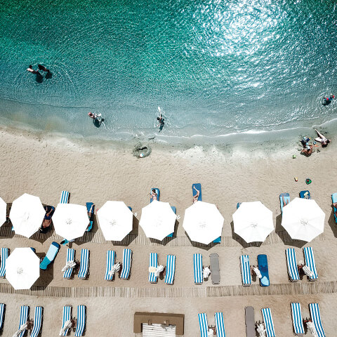 Παραλία με ομπρέλες από ψηλά