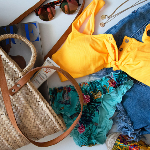 Η «τσάντα θαλάσσης» είναι απαραίτητο γυναικείο αξεσουάρ που γεμίζει με άλλα απαραίτητα αξεσουάρ.