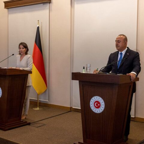 Μία άβολη συνέντευξη τύπου με θέα τον Βόσπορο