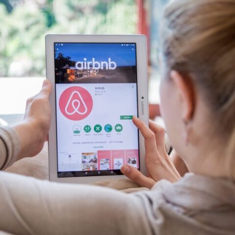 Politico: Ευρωβουλευτές πιέζουν την Ευρωπαϊκή Επιτροπή να θεσμοθετήσει νέους κανόνες για την Airbnb