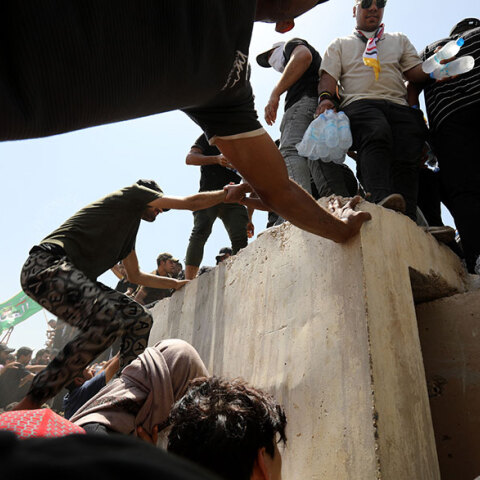 Χάος στο Ιράκ με εξαγριωμένους πολίτες να εισβάλουν στο Κοινοβούλιο