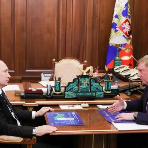 Ο Ανατόλι Τσουμπάις, που παραιτήθηκε από σύμβουλος του Πούτιν λόγω Ουκρανίας, νοσηλεύεται με σπάνιο νόσημα