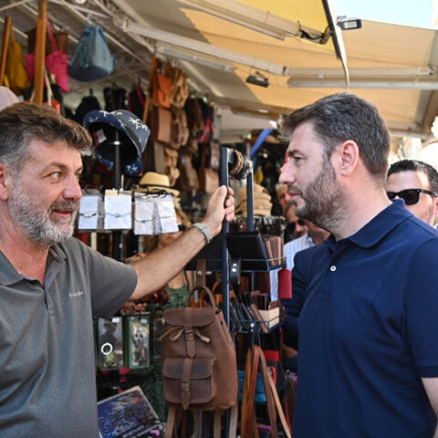 Ο Νίκος Ανδρουλάκης συνομιλεί με πολίτη στα Χανιά Κρήτης