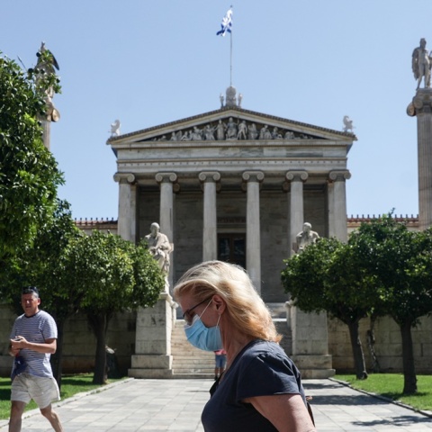 Κορωνοϊός - Γυναίκα με μάσκα προστασίας