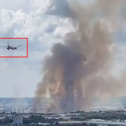 Αεροπλάνο στο Λονδίνο ετοιμάζεται να προσγειωθεί στο Χίθροου, την ώρα που μεγάλη φωτιά βρίσκεται σε εξέλιξη