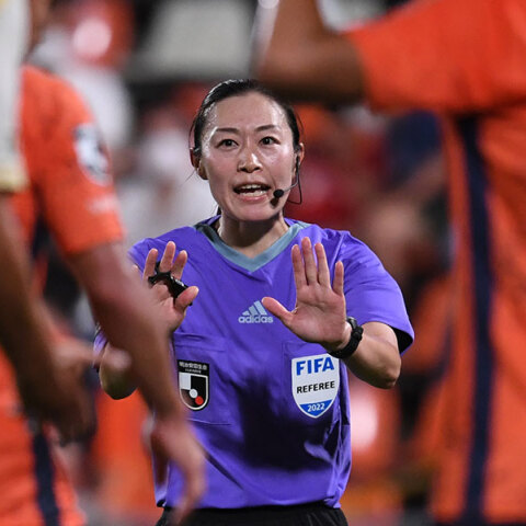 H γυναίκα διαιτητής Yoshima Yamashita