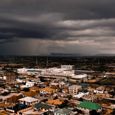 Η πρωτεύουσα της Γκάνας, Άκρα