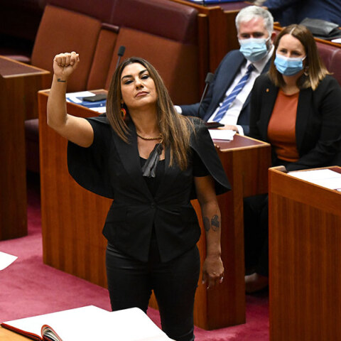 Η γερουσιαστής στην Αυστραλία Lydia Thorpe σε διαμαρτυρία για τη βασίλισσα Ελισάβετ