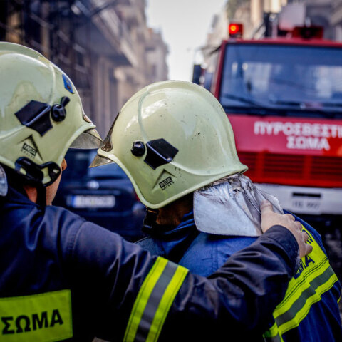 Πυροσβέστες στο Παγκράτι εντόπισαν νεκρό άνδρα σε διαμέρισμα που εκδηλώθηκε φωτιά