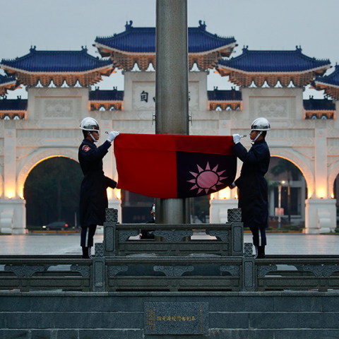 Στρατιώτες κρατούν τη σημαία της Ταϊβάν