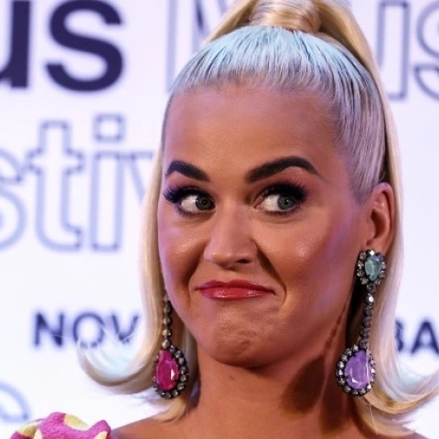 H Katy Perry πετάει πίτσες στο κοινό της και κάνει έξαλλο το Twitter