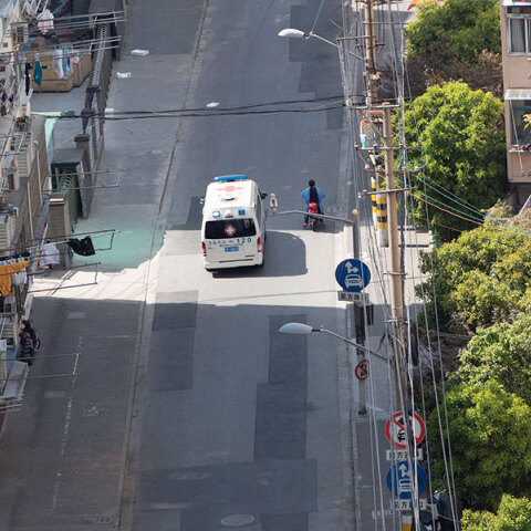 Ασθενοφόρο στην Κίνα κατευθύνεται στο σημείο που σημειώθηκε επίθεση