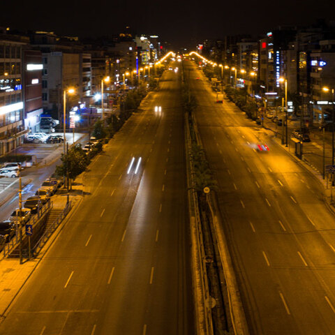 Πίστα circuit η Λεωφόρος Συγγρού τη νύχτα στην άδεια καλοκαιρινή Αθήνα