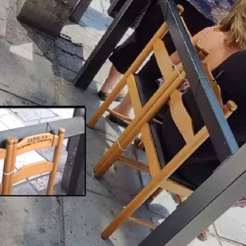 Καρέκλες κουζίνας σε στάση λεωφορείου του ΟΑΣΘ στη Θεσσαλονίκη