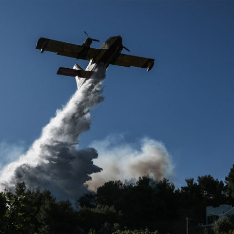 Πυροσβεστικό αεροσκάφος ρίχνει νερό σε δασική πυρκαγιά