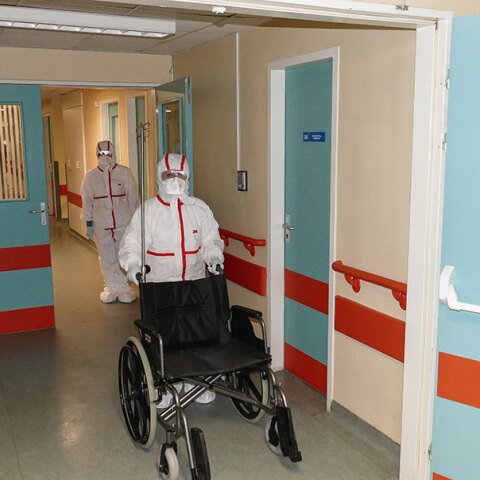 Νοσηλευτές με προστατευτικές στολές στο νοσοκομείο Λάρισας