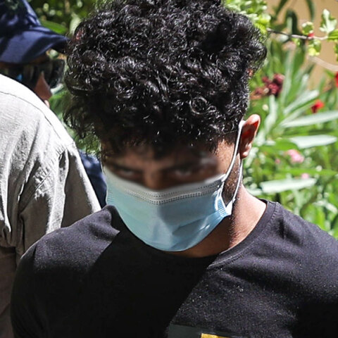 Ο 22χρονος Πακιστανός, δράστης της γυναικοκτονίας στο Περιστέρι, οδηγείται στον εισαγγελέα