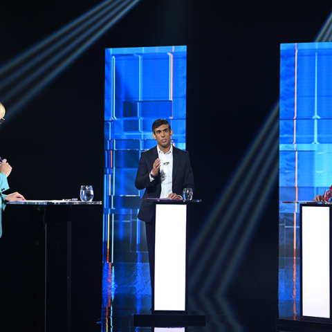 Ο Ρίσι Σούνακ και η Λιζ Τρας κατά τη διάρκεια τηλεμαχίας