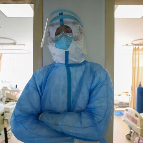 Νοσοκόμος με ειδική προστατευτική στολή για λοιμώδη νοσήματα