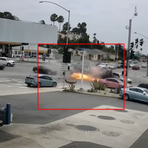 Η στιγμή που η μαύρη Mercedes διαλύει αυτοκίνητο σε διασταύρωση στο Λος Άντζελες