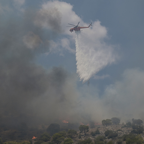 Σε εξέλιξη η φωτιά στο Πετρωτό Φθιώτιδας