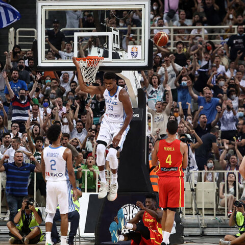 Ο Γιάννης Αντετοκούνμπο έχει καρφώσει εντυπωσιακά στο καλάθι της Ισπανίας