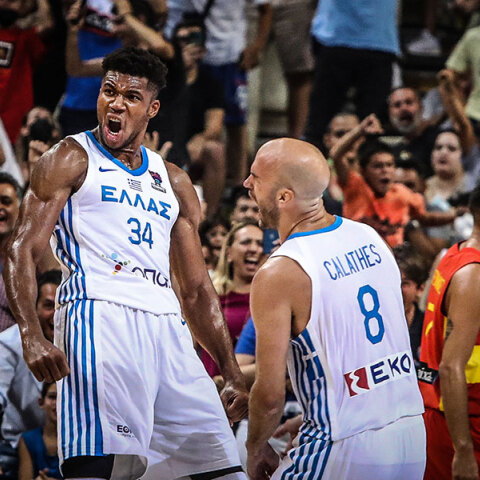 Ο Γιάννης Αντετοκούνμπο πανηγυρίζει με τον Νικ Καλάθη στο φιλικό με την Ισπανία στο ΟΑΚΑ