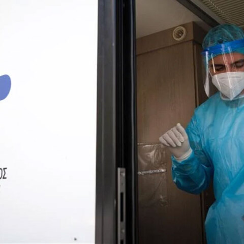 Υγειονομικός του ΕΟΔΥ διενεργεί rapid test για κορωνοϊό