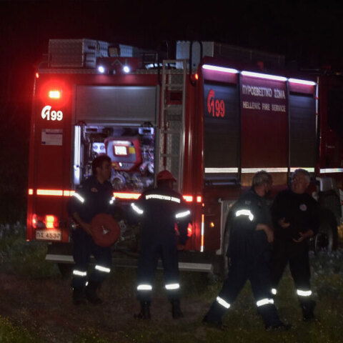 Πυροσβέστες τη νύχτα μπροστά από πυροσβεστικό όχημα