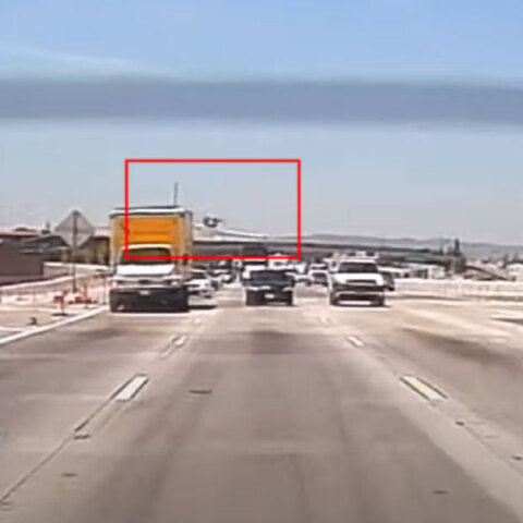 Αεροπλάνο στην Καλιφόρνια σε αναγκαστική προσγείωση μέσα σε αυτοκινητόδρομο