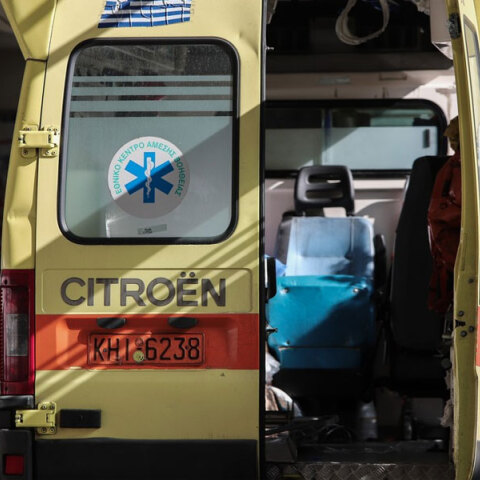 Ασθενοφόρο του ΕΚΑΒ μπροστά στα επείγοντα νοσοκομείου