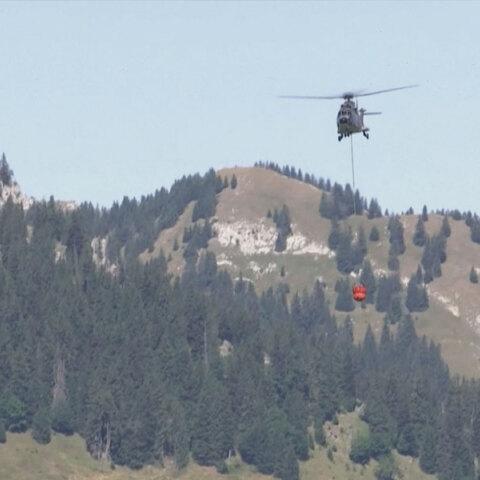 Ελικόπτερο του στρατού στην Ελβετία μεταφέρει νερό για τις αγελάδες στα βουνά
