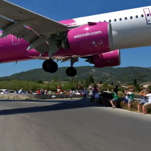Αεροπλάνο στη Σκιάθο περνά πάνω από τα κεφάλια του κόσμου κατά την προσγείωση στο αεροδρόμιο του νησιού