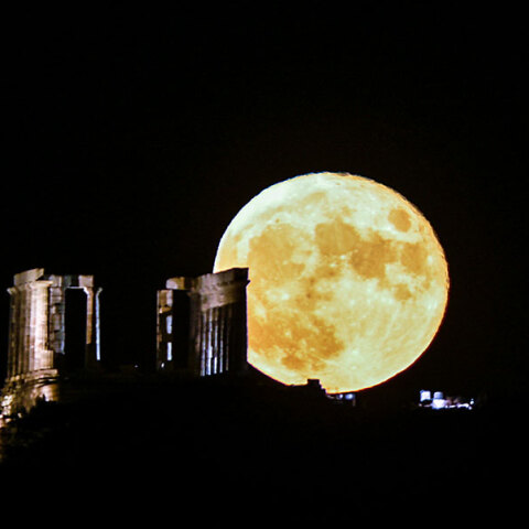 Η Αυγουστιάτικη Πανσέληνος πίσω από το Ναό του Ποσειδώνα στο Σούνιο